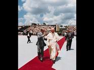 Papie zosta powitany na lotnisku w Merida przez prezydenta Republiki Meksykaskiej Carlosa Salinasa de Gortari